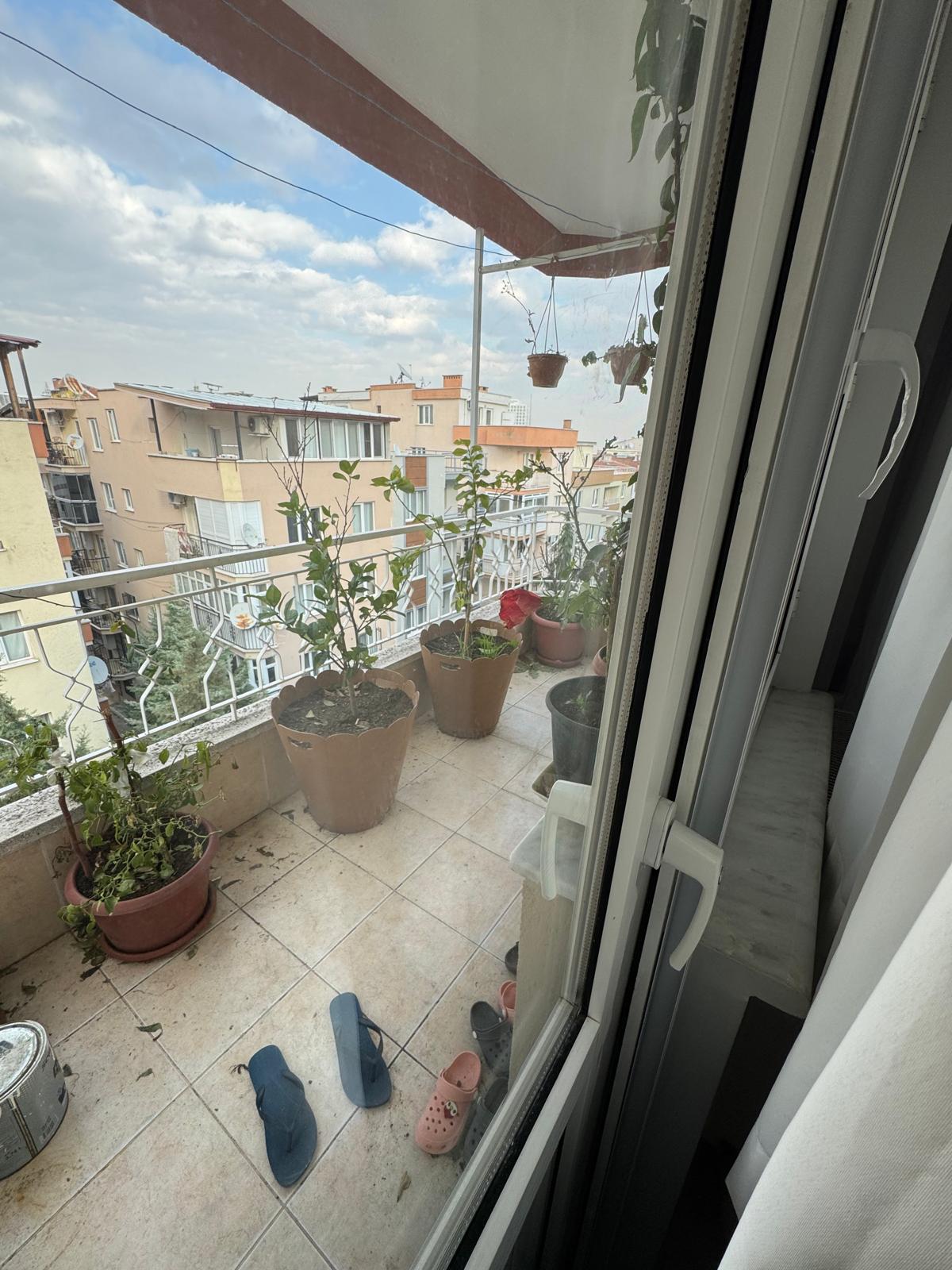 manisa-uncubozkoy-mah-3-1-kapali-mutfak-cift-balkonlu-tadilatli-satilik-daire