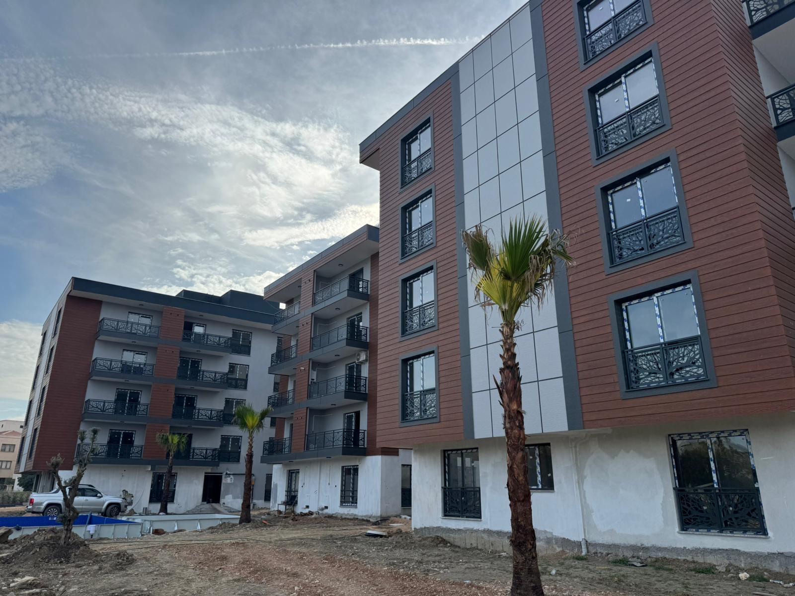 manisa-muradiye-de-yatirima-uygun-havuzlu-site-i-ci-sifir-1-1-daireler