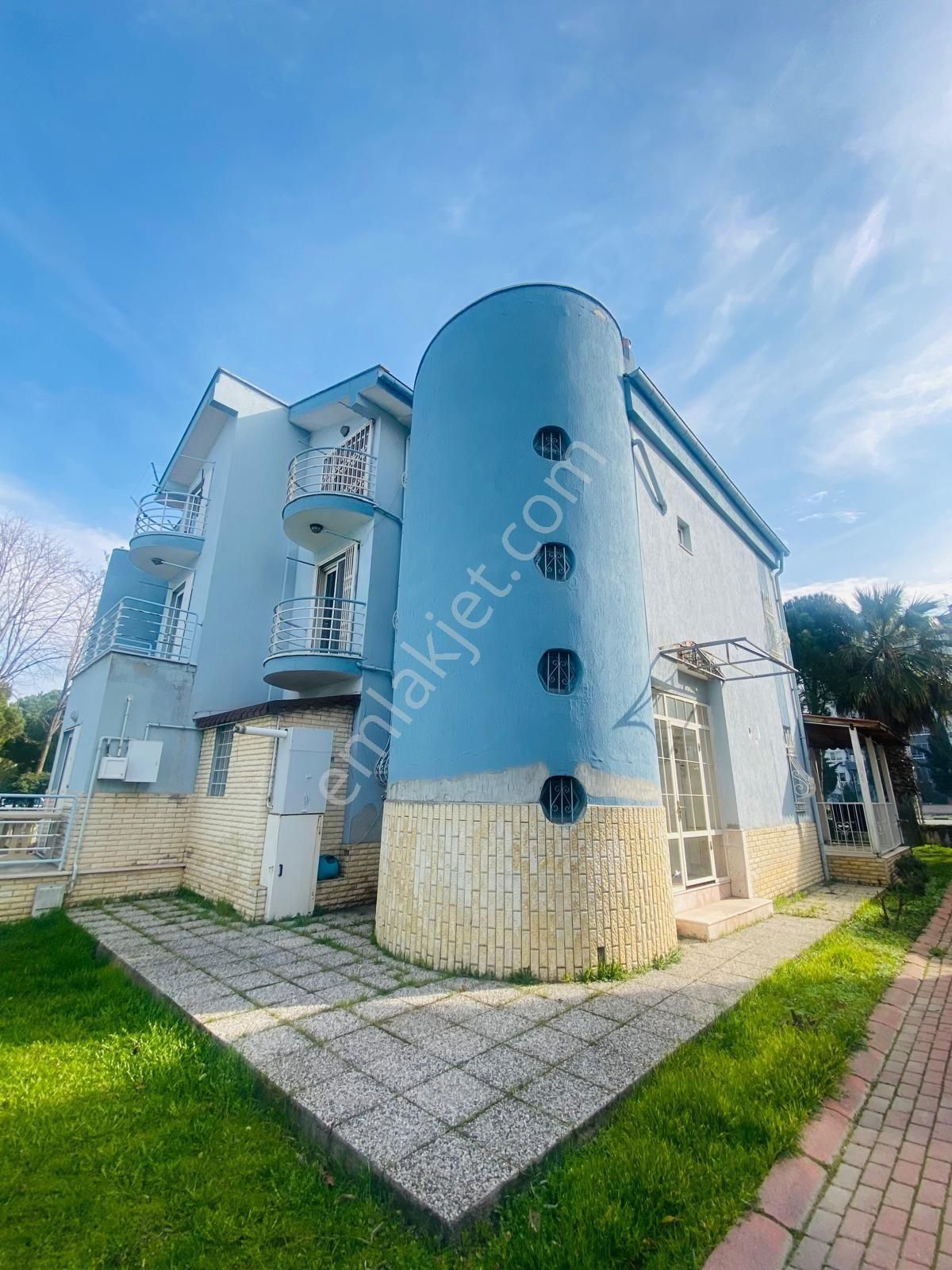 manisa-guzelyurt-mah-super-konumda-satilik-4-1-tripleks-villa